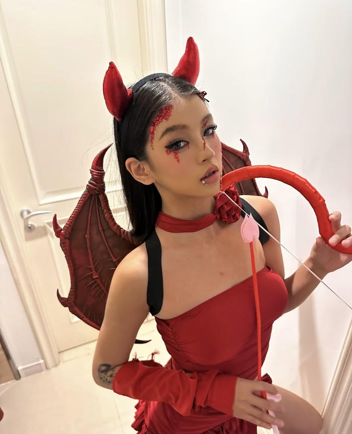 Bức ảnh cosplay halloween thể hiện sự pha trộn thú vị