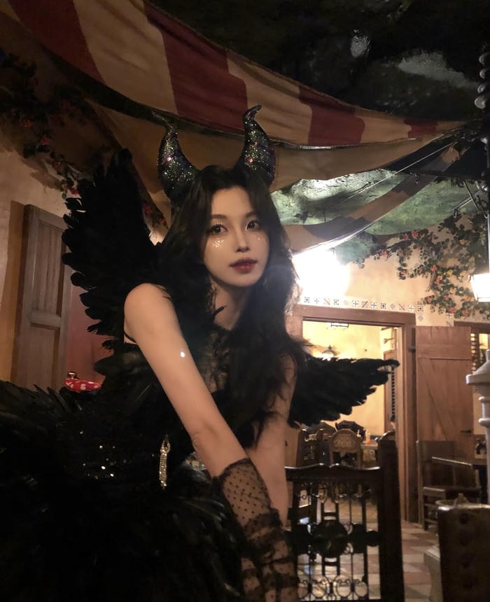 Bức ảnh cosplay halloween thể hiện ý tưởng hóa trang bí ẩn