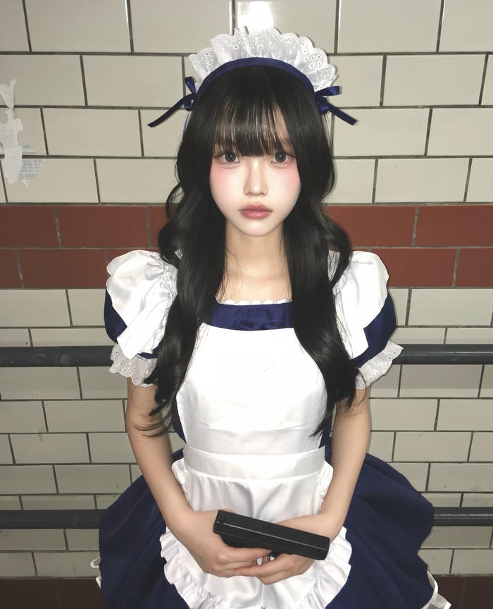 Bức ảnh cosplay maid thể hiện sự cân bằng giữa đáng yêu và gợi cảm