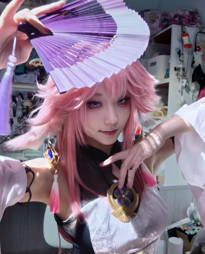 Bức ảnh cosplay yae miko mang liên tưởng về thánh địa