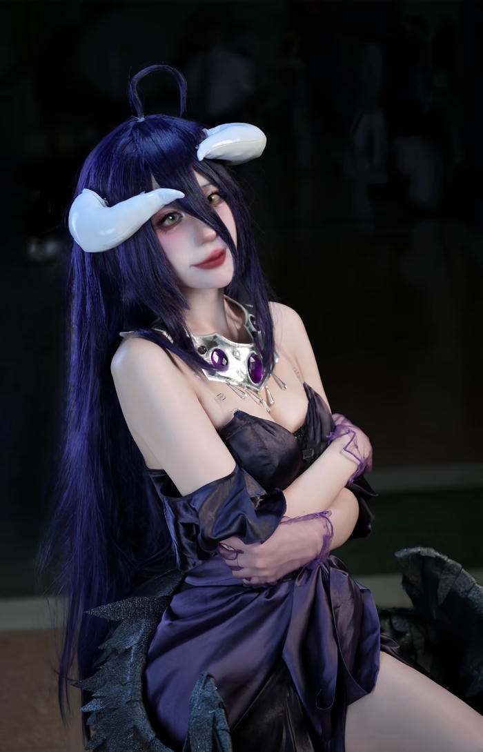 Bức hình albedo cosplay tạo cảm nhận rõ ràng về hình tượng học giả