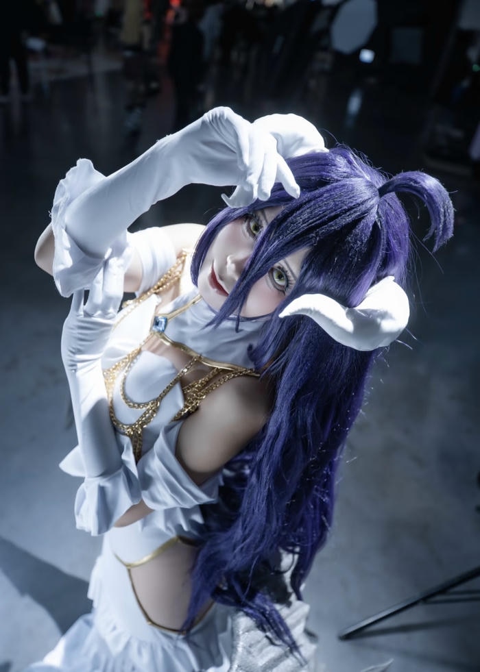 Bức hình albedo cosplay thể hiện sự đồng bộ giữa tóc và trang phục