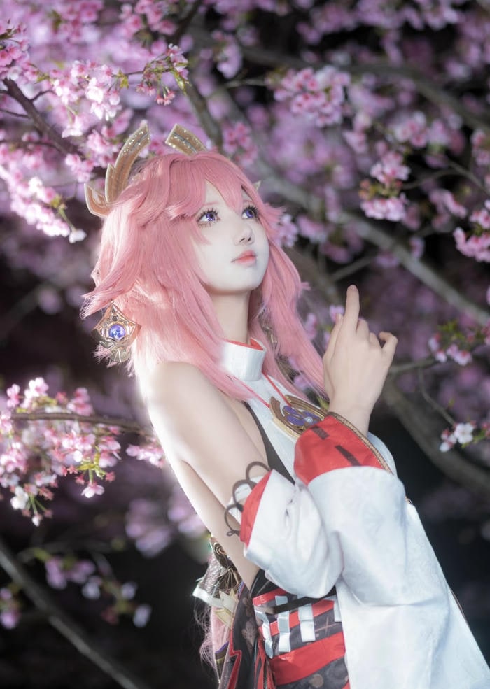 Bức hình cosplay yae miko mang chiều sâu tâm linh