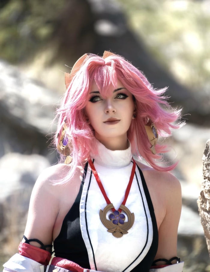 Bức hình cosplay yae miko mang ý niệm về thần thoại sống