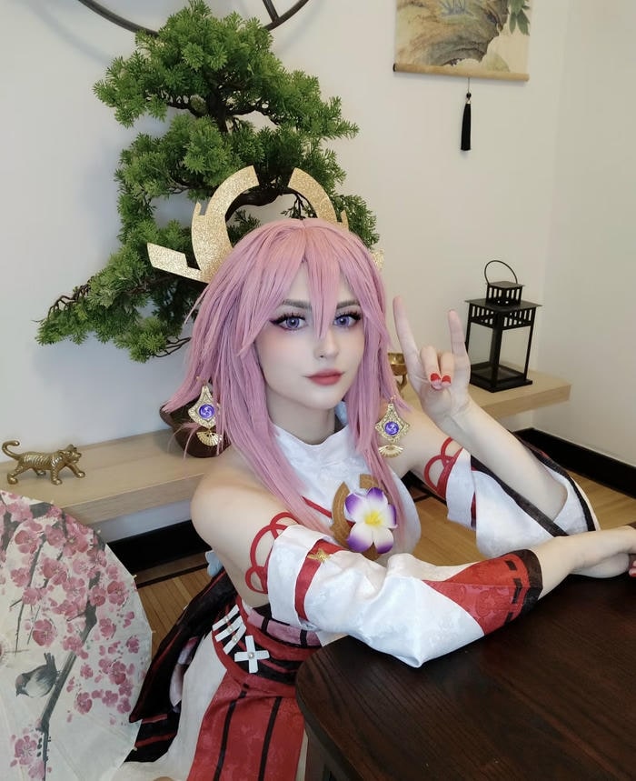 Bức hình cosplay yae miko thể hiện nhân vật không thuộc nhân gian