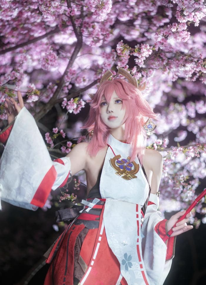 Bức hình cosplay yae miko thể hiện nhân vật vượt khỏi phàm tục