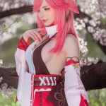 Hình Yae Miko cosplay kiều diễm quyến rũ