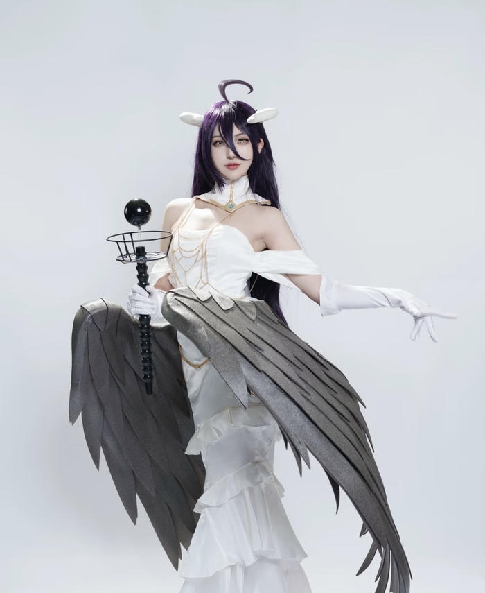Hình ảnh albedo cosplay cùng bộ váy đặc trưng quyến rũ