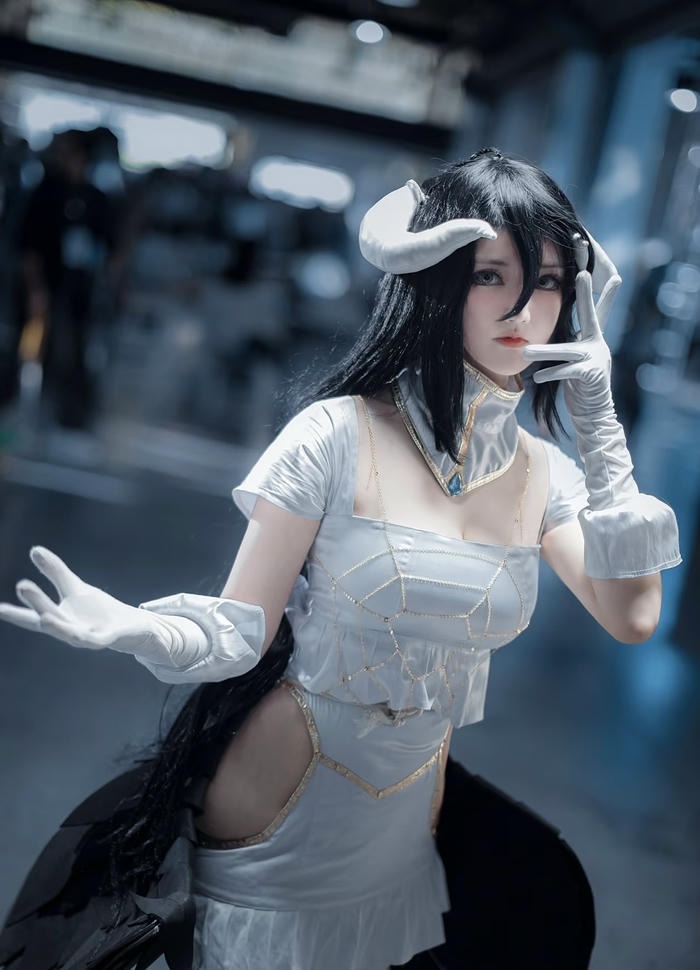 Hình ảnh albedo cosplay tạo cảm giác gợi cảm và lạnh lùng