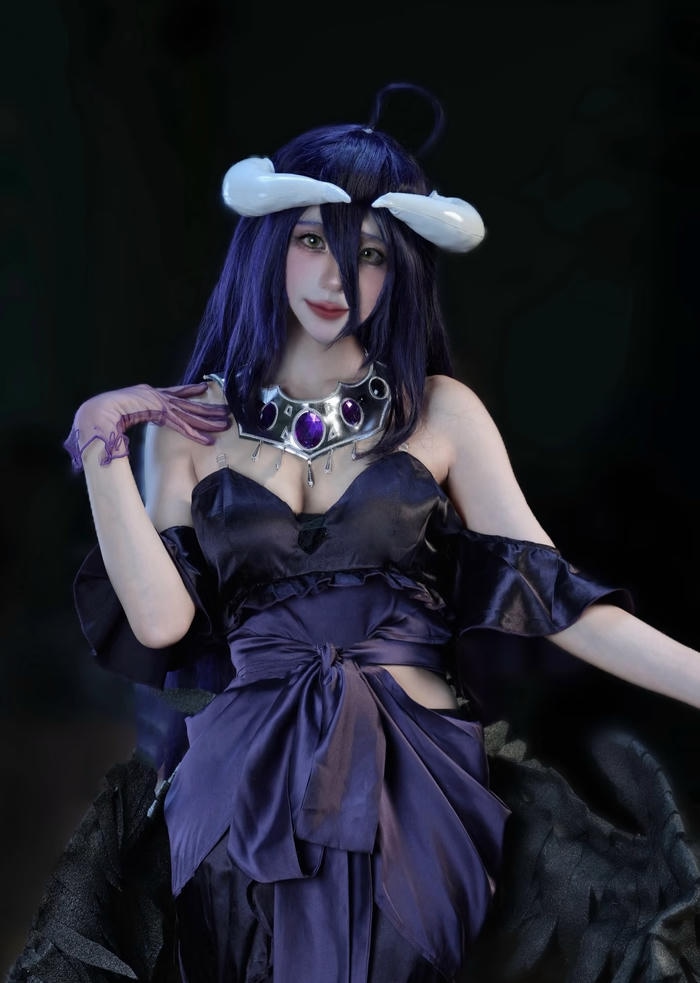 Hình ảnh albedo cosplay thể hiện hình ảnh nhân vật thông minh trầm tĩnh