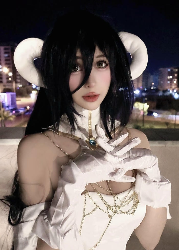 Hình ảnh albedo cosplay thể hiện sự chính xác trong thiết kế