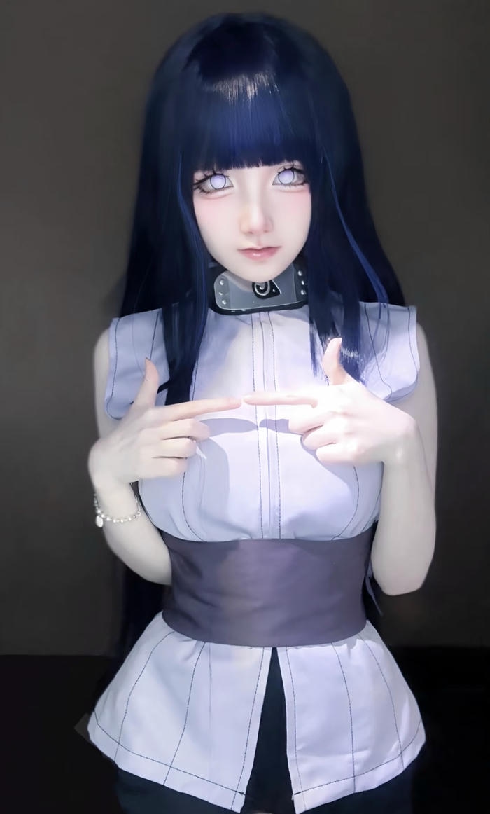 Hình ảnh cosplay hinata thể hiện gương mặt nhìn rất sáng