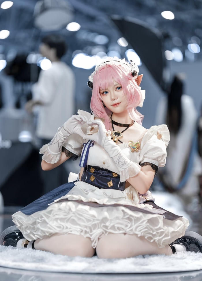 Hình ảnh cosplay maid theo hướng quyến rũ kín đáo