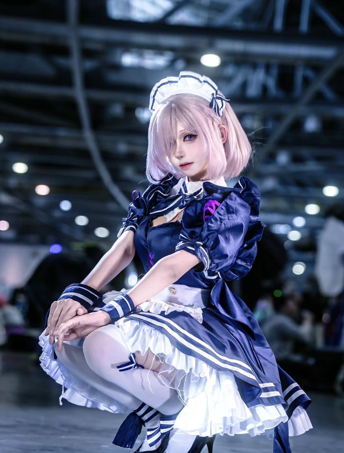 Hình ảnh cosplay maid theo hướng quyến rũ nhẹ tạo điểm nhấn