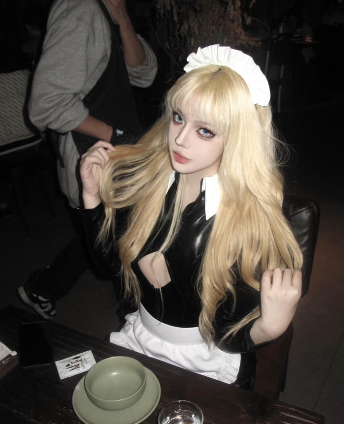 Hình ảnh cosplay maid theo phong cách quyến rũ nhẹ gây chú ý