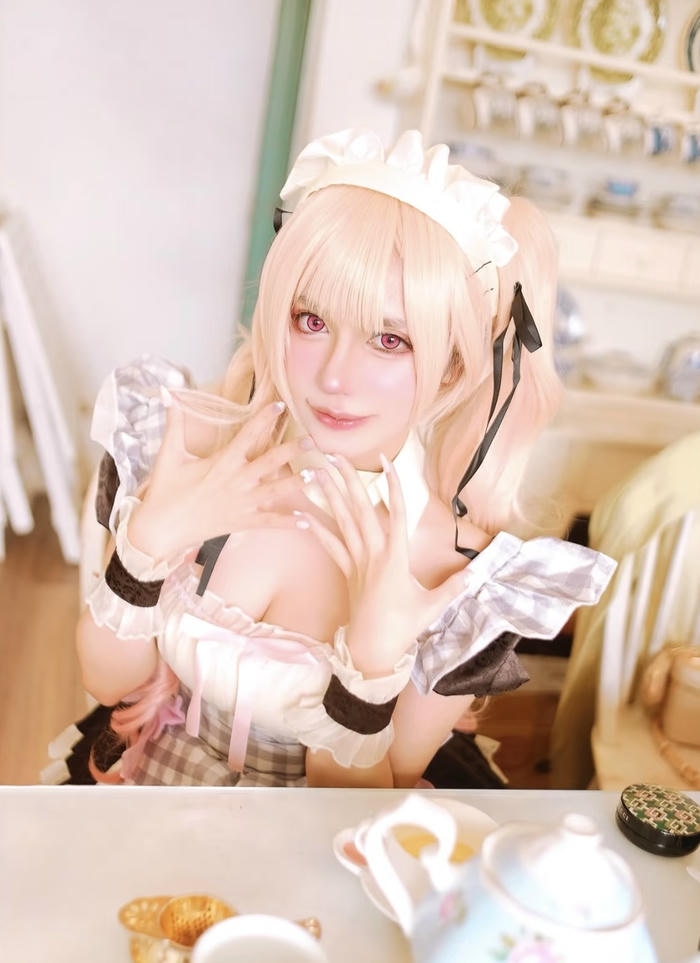 Hình ảnh cosplay maid theo phong cách quyến rũ nhẹ tạo tò mò