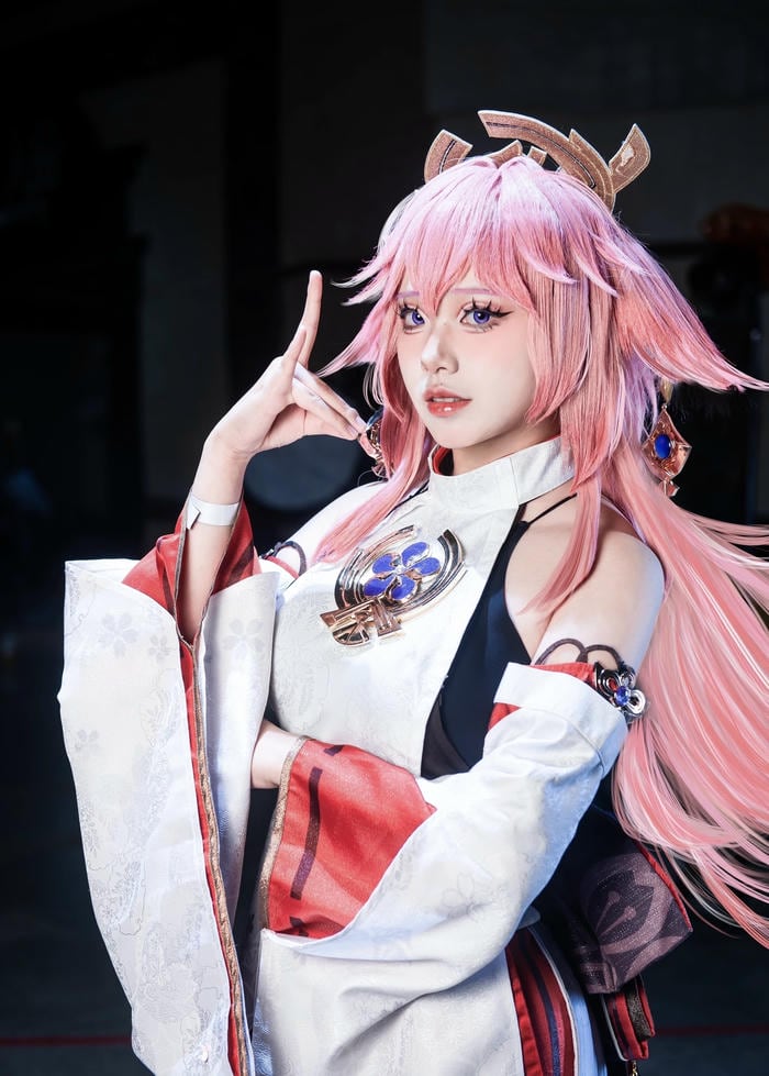 Hình ảnh cosplay yae miko tạo cảm nhận về quyền lực cổ