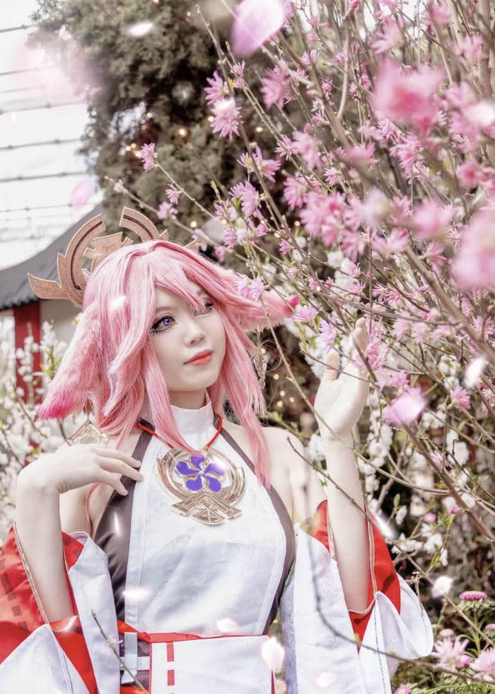 Hình cosplay yae miko cho cảm giác đứng giữa hai thế giới