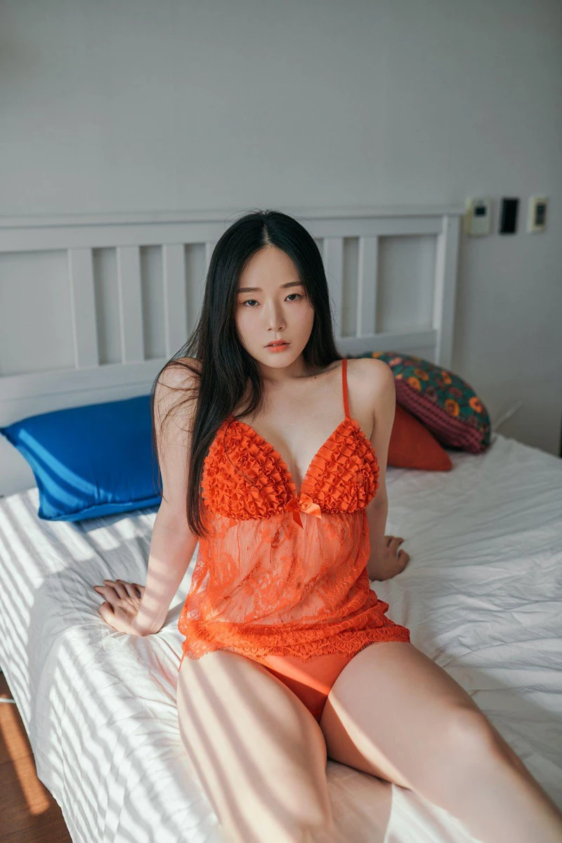Hình thiếu nữ khỏa thân mịn màng nóng bỏng