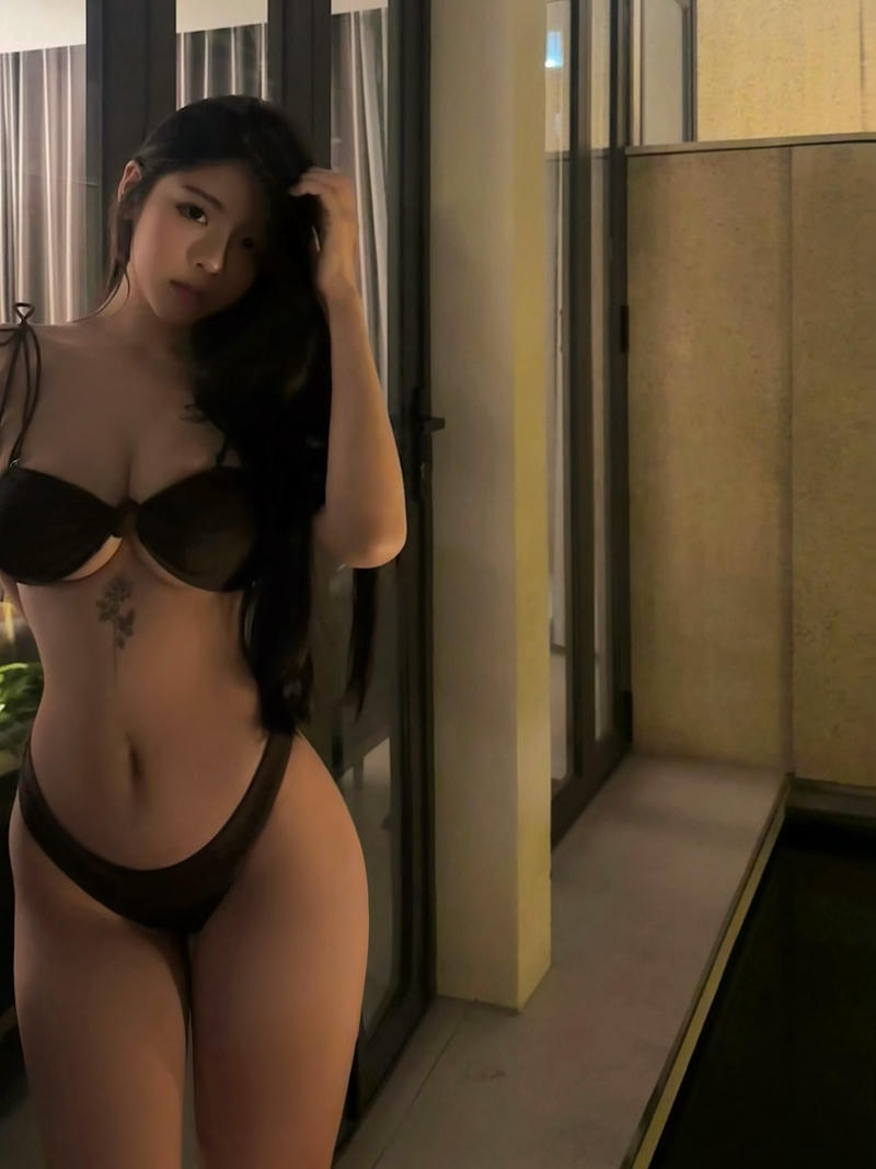 Hương Tịt bikini cảm xúc tích cực tự nhiên