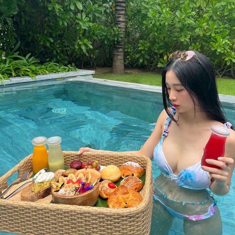 Jun Vũ bikini khoe đường cong mềm mại
