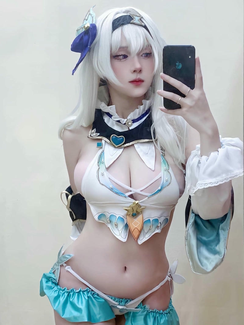 Khoảnh khắc Cigw Pols cùng trang phục bikini hiện đại