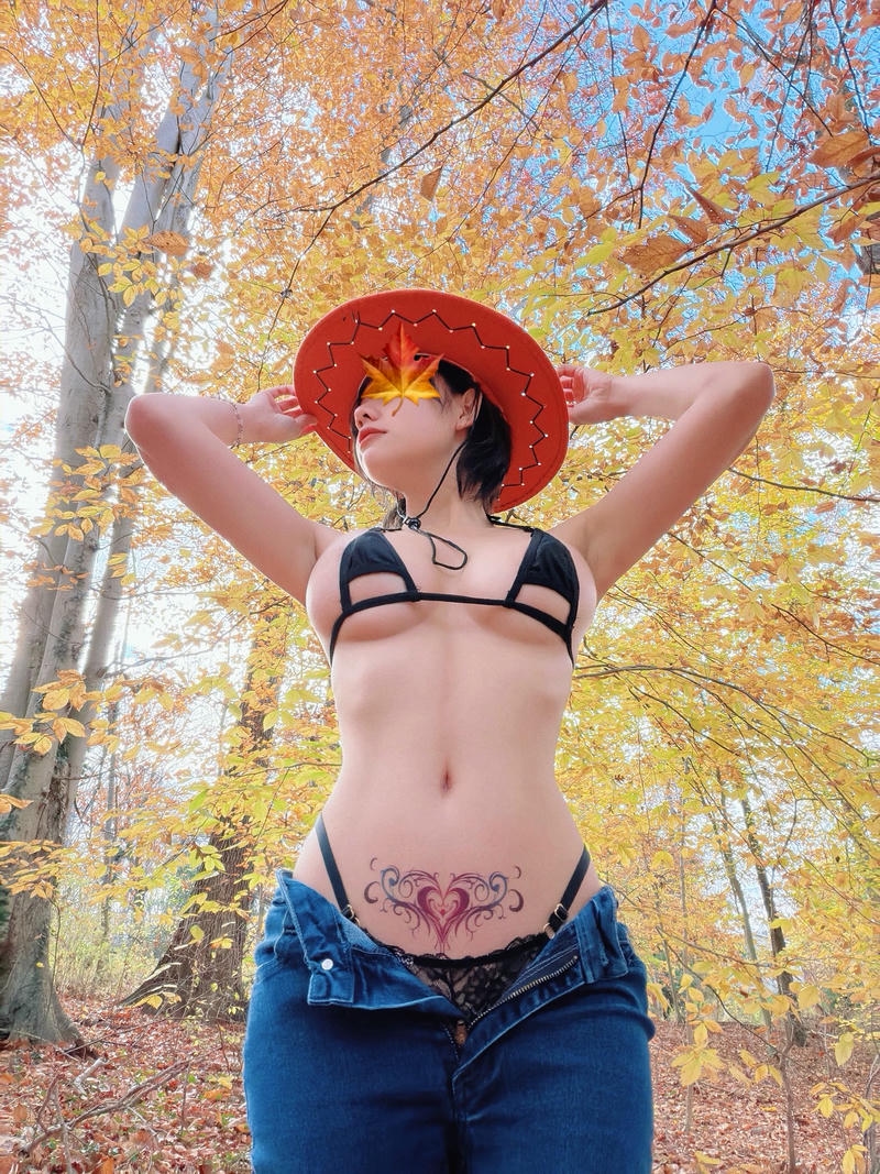 Trang phục bikini làm nổi bật Arisa Nguyễn