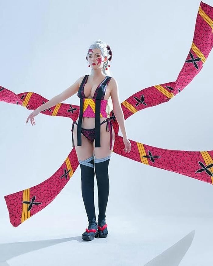 ảnh cosplay Daki dáng đứng tự tin