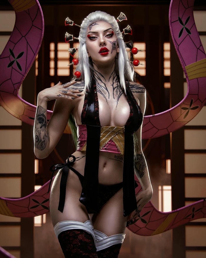 ảnh cosplay Daki nền phố đêm Nhật