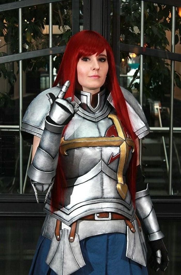 ảnh cosplay Erza ánh sáng phản chiếu giáp