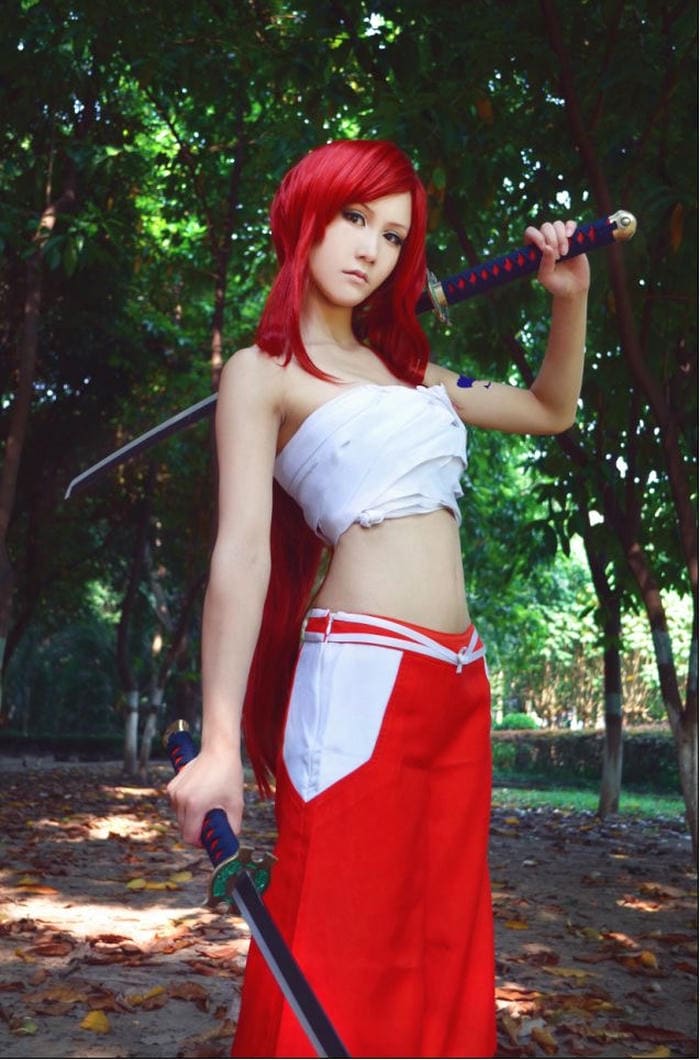 ảnh cosplay Erza bước chân vững chắc