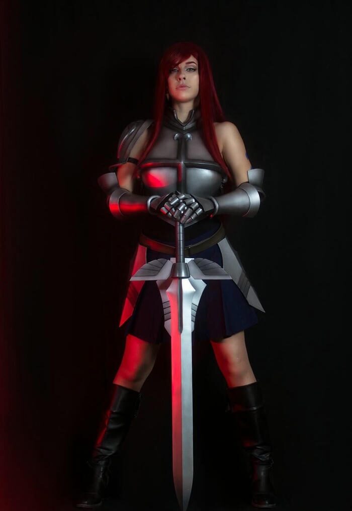 ảnh cosplay Erza cầm kiếm thép lớn