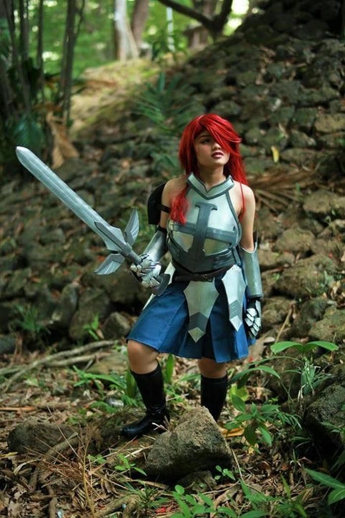 ảnh cosplay Erza nền trời xám
