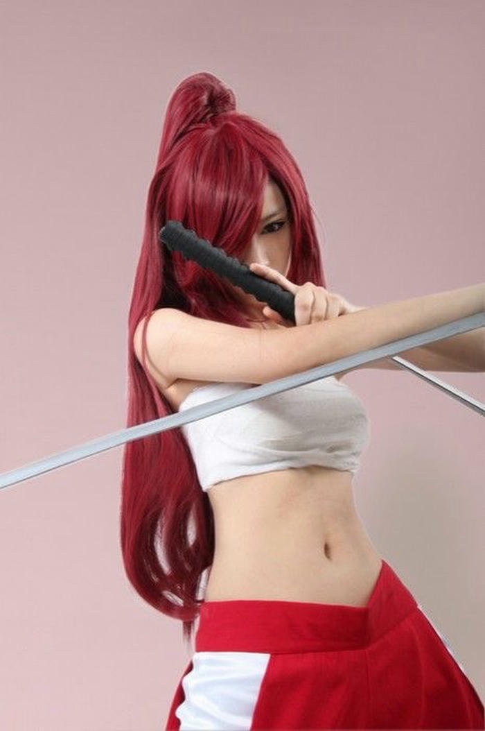 ảnh cosplay Erza tư thế chiến đấu