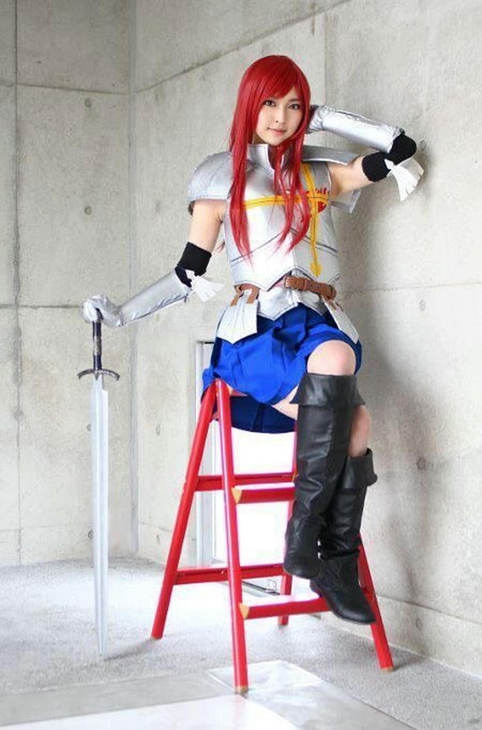 ảnh cosplay Erza váy giáp ngắn
