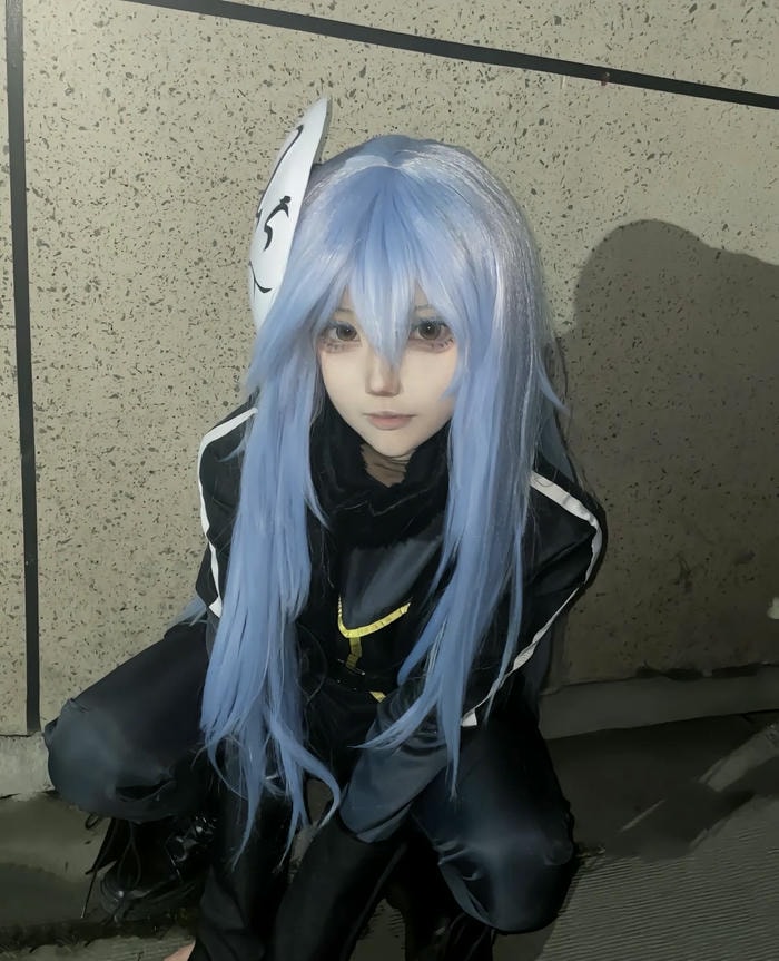 ảnh Rimuru cosplay áo choàng đen