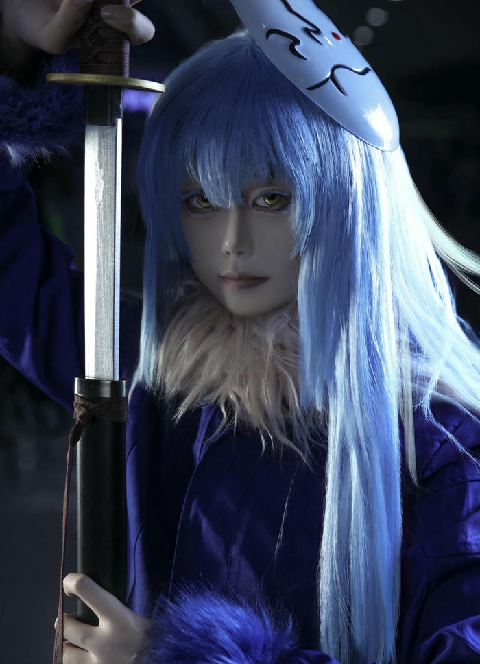 ảnh cosplay Rimuru nền ánh sáng xanh