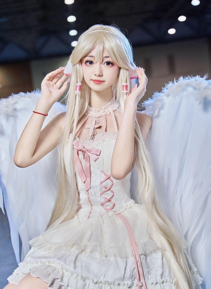 ảnh cosplay thiên thần đôi cánh xòe rộng