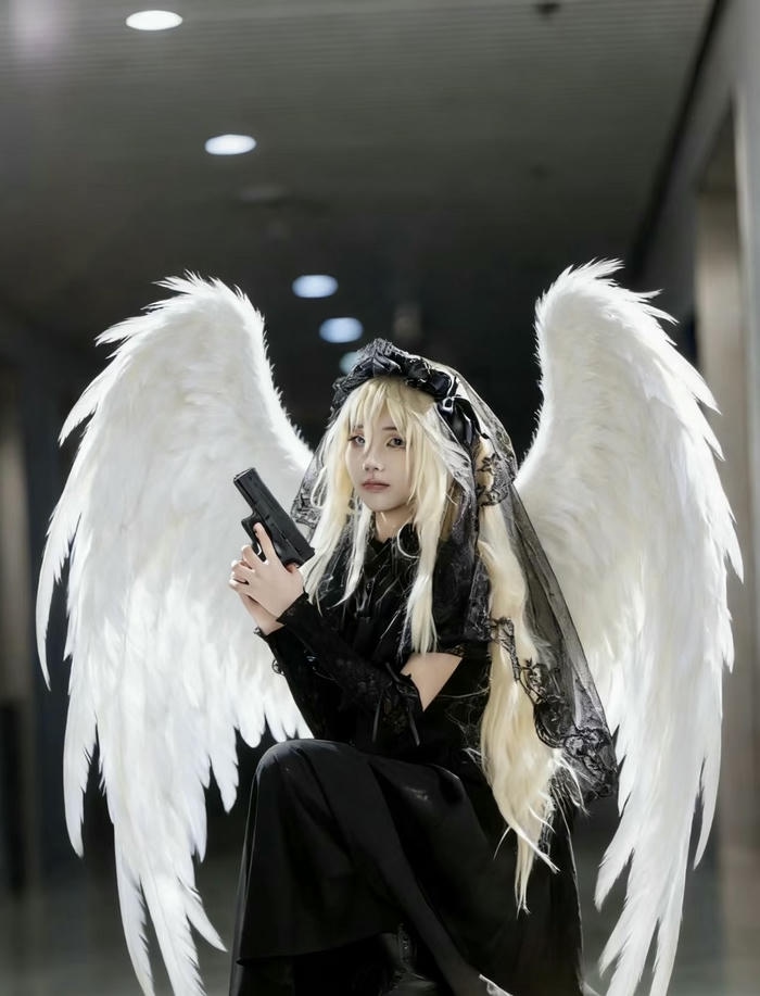 ảnh cosplay thiên thần đứng chính giữa