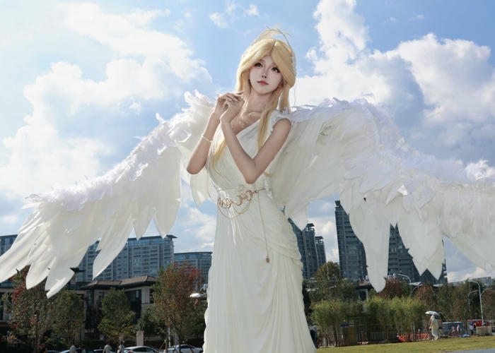 ảnh cosplay thiên thần đứng giữa nền mây