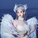 ảnh cosplay thiên thần nền trời xanh