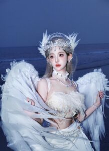 ảnh cosplay thiên thần nền trời xanh