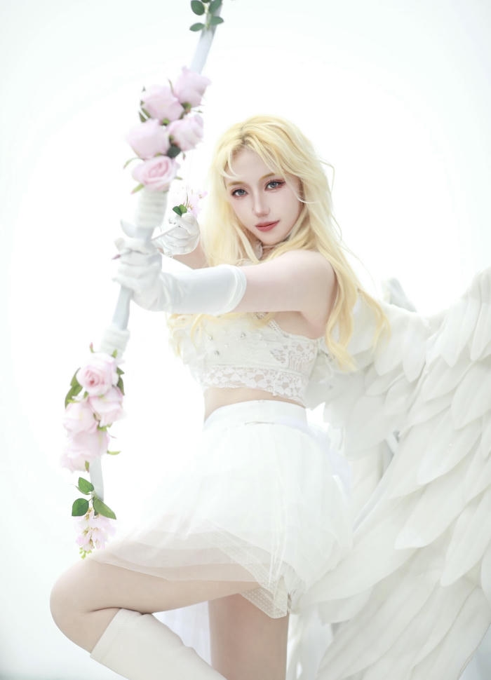 ảnh cosplay thiên thần tay cầm quyền trượng