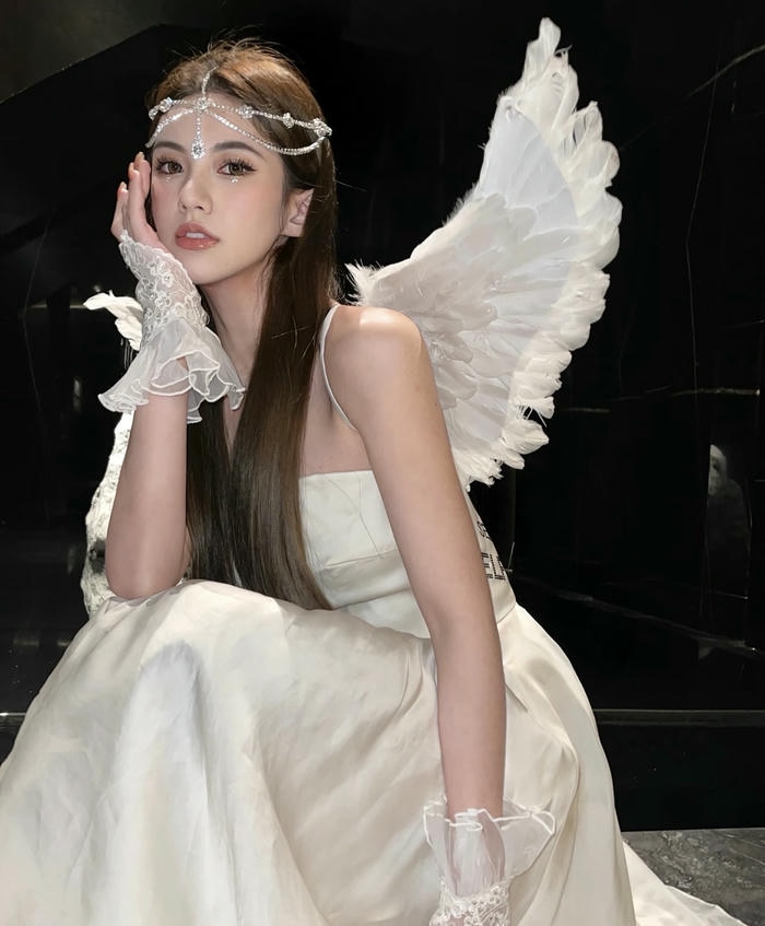 ảnh cosplay thiên thần vòng kim loại đầu