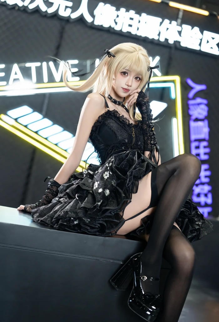 ảnh gái xinh cosplay nhân vật anime tóc vàng