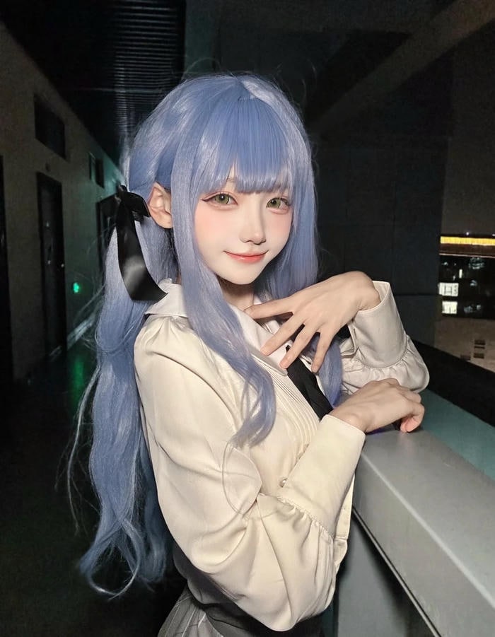 gái xinh cosplay nhân vật anime ánh nhìn cuốn