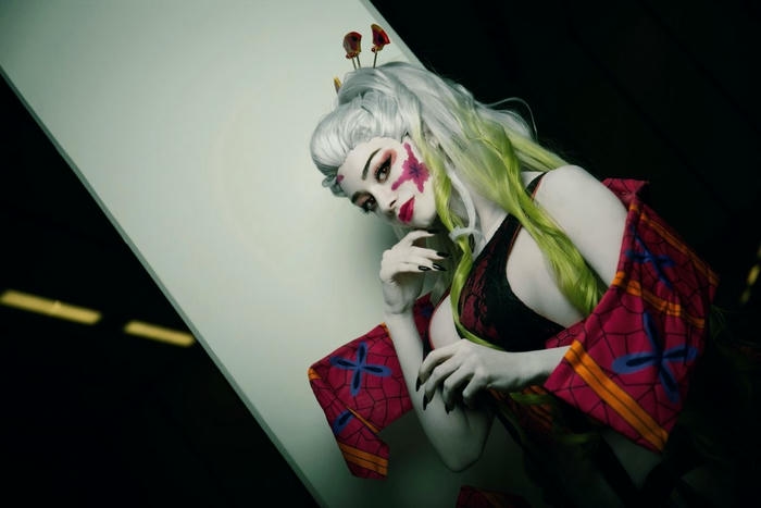 hình ảnh cosplay Daki nền tối huyền ảo