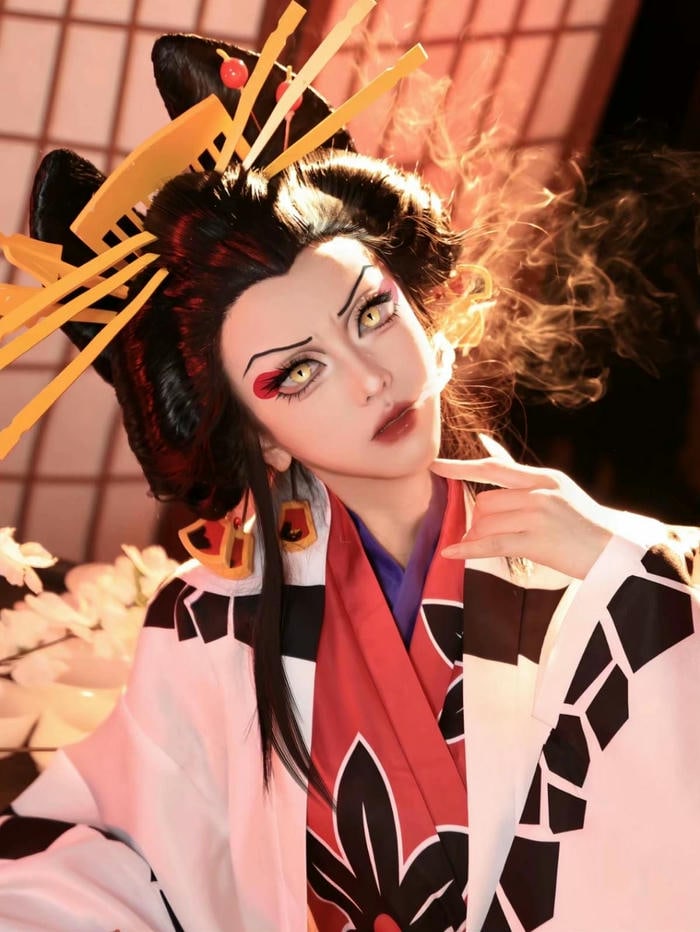 hình ảnh cosplay Daki trang điểm sắc sảo