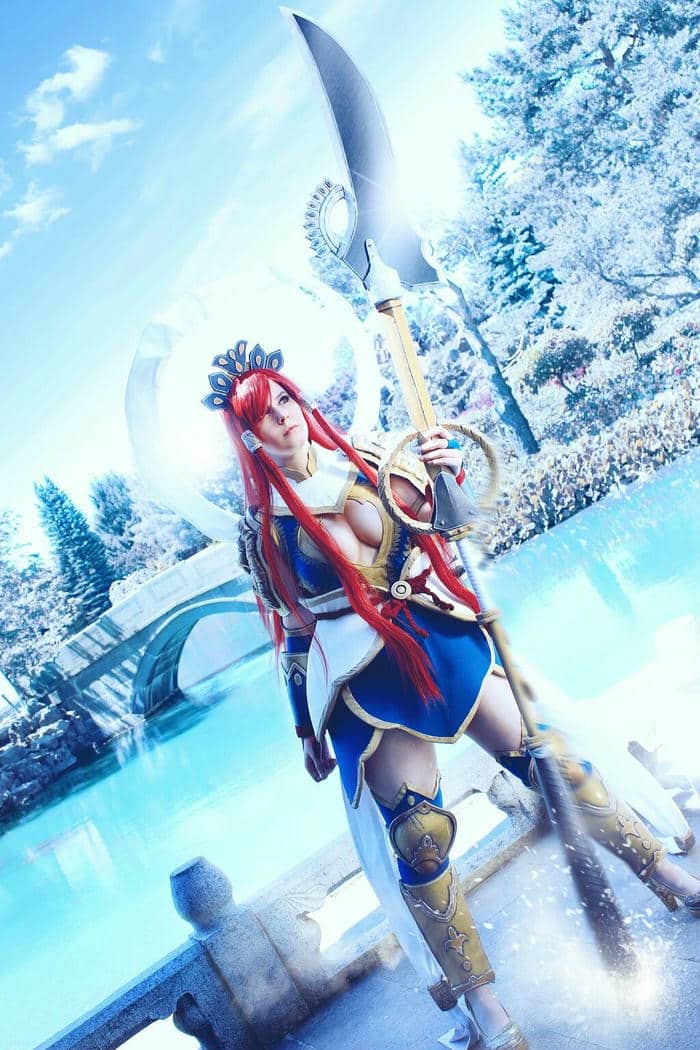 hình ảnh cosplay Erza áo giáp sáng
