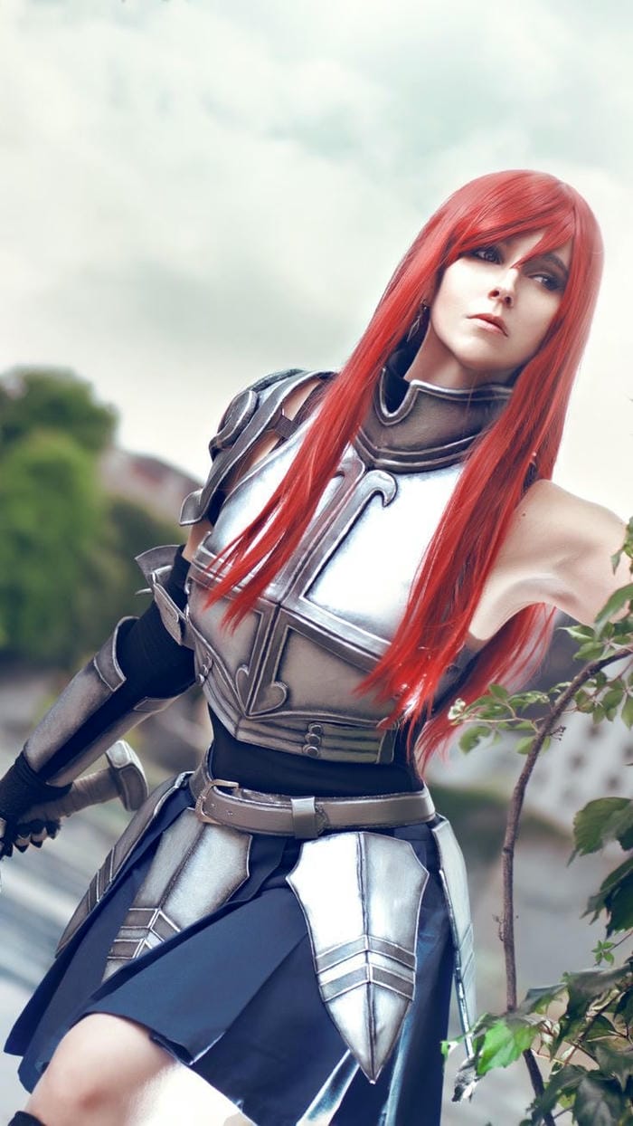 hình ảnh cosplay Erza chi tiết giáp bạc